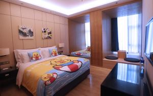 Postel nebo postele na pokoji v ubytování Zhuhai Palm Spring Hotel