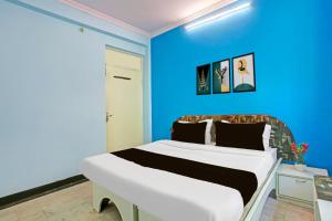 Ένα ή περισσότερα κρεβάτια σε δωμάτιο στο Super Collection O Bani Park Near Collectorate Circle Formerly Anuja Palace