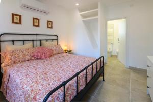 a bedroom with a bed and a bathroom at Villa Giustina in Romàns dʼIsonzo