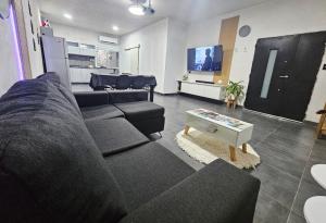 a living room with a couch and a tv at Casa Valle Viejo con Cochera Cubierta Gratis in San Fernando del Valle de Catamarca