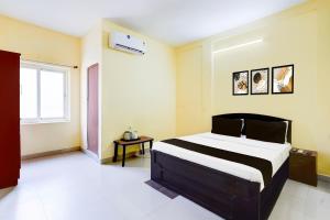 Postel nebo postele na pokoji v ubytování Super Hotel O ECR Injambakkam Formerly Nimalan Residency