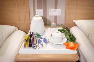 Kemudahan buat kopi dan teh di Fairway Hotel