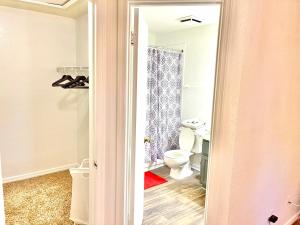 珀特奥兰治Rooms by Month Daytona的带马桶且门敞开的浴室 更多25张照片
