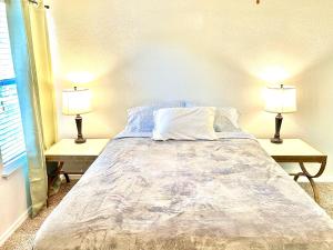 Rooms by Month Daytona客房内的一张或多张床位