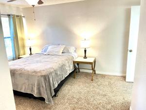 Rooms by Month Daytona客房内的一张或多张床位