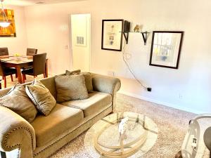Rooms by Month Daytona的休息区