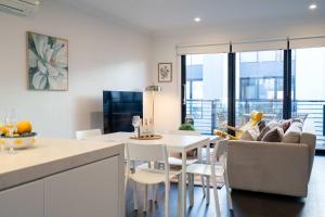 TV a/nebo společenská místnost v ubytování Modern 3-level Townhouse FreeParking