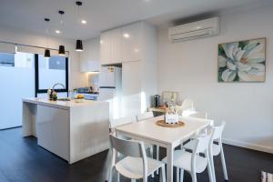 Kuchyň nebo kuchyňský kout v ubytování Modern 3-level Townhouse FreeParking + 23 fotografií