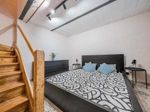 Un dormitorio con una cama grande y una escalera. en Willa Konara, en Gdansk