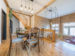Un comedor con mesa y sillas de madera. en Willa Konara, en Gdansk