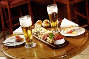 Comida no hotel ou em algum lugar perto