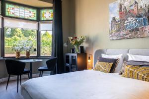 a bedroom with a bed and a table with chairs at Suite Hulsberg in Hulsberg