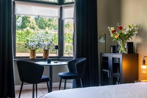 a room with a table and chairs and a window at Suite Hulsberg in Hulsberg