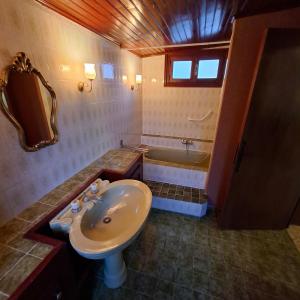 a bathroom with a sink and a toilet and a tub at Linda Gorges du Caramy in Tourves