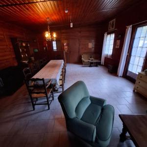 a living room with a table and a couch and chairs at Linda Gorges du Caramy in Tourves