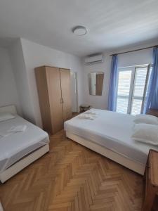 Postel nebo postele na pokoji v ubytování Apartmani Baška Voda