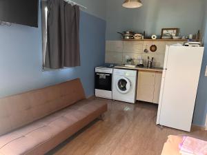 una cucina con divano e lavatrice di Blue studio a Néa Michanióna Altre 18 foto