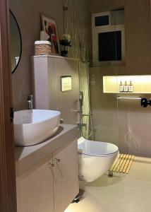 un bagno con un lavandino bianco e un water di Sea View, Luxury 2BHK Apartment, Dona Paula a Dona Paula