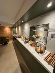 una cucina con bancone e cibo sopra di Hôtel Le Médiéval Palais des Papes ad Avignone