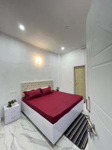 Ένα ή περισσότερα κρεβάτια σε δωμάτιο στο Cozy Independent 2 BHK Flat