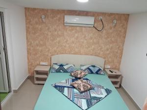 a bedroom with a bed with a air conditioner on the wall at Casa Elena in 2 Mai