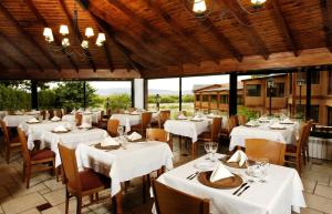 Um restaurante ou outro lugar para comer em Hotel Sierra Nevada