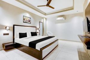 Postel nebo postele na pokoji v ubytování Super Townhouse Oak Udyog Vihar