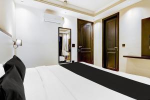 Postel nebo postele na pokoji v ubytování Super Townhouse Oak Udyog Vihar