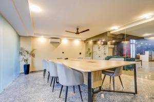 Kuchyň nebo kuchyňský kout v ubytování Super Townhouse Oak Udyog Vihar