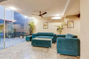 Posezení v ubytování Super Townhouse Oak Udyog Vihar