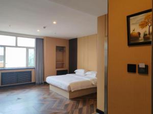 ein Schlafzimmer mit einem Bett und einem großen Fenster in der Unterkunft 7 Days Inn Harbin Medical University First Affiliated Hospital in Harbin + 96 Fotos