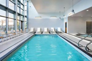 Bazén v ubytování Element by Westin Vancouver Metrotown nebo v jeho okolí