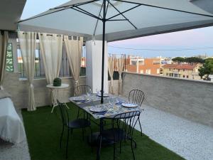 Rõdu või terrass majutusasutuses Laviniahouse Nettuno