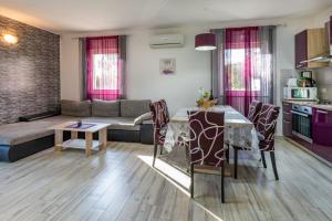 KrmedにあるVilla Roža, a beautiful villa with pool close to the beachのキッチンとテーブルとソファのあるリビングルーム