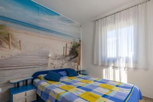 KrmedにあるVilla Roža, a beautiful villa with pool close to the beachのベッドとビーチの絵が飾られた寝室 +24枚の写真