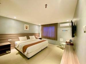 Postelja oz. postelje v sobi nastanitve SM Tower Hotel and Convention Berau
