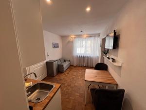 a small apartment with a kitchen and a table at Ferienwohnung Scheuring EG in Nordheim