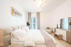 阿布扎比Luxury New 2BDR On Yas Island的一间白色的卧室，配有一张铺着白色床单的大床 更多24张照片