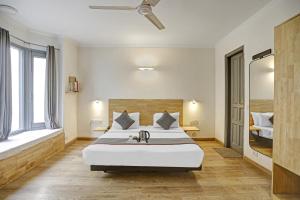 En eller flere senge i et værelse på Super Townhouse Crystal Leaf