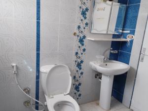 A bathroom at Diplo 1- k 45 challet with private garden Még 9 kép