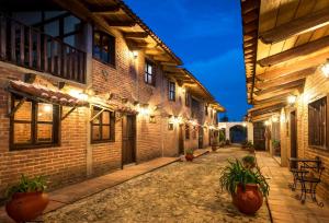 a courtyard of an old building with potted plants at Hotel de Campiña in Tapalpa