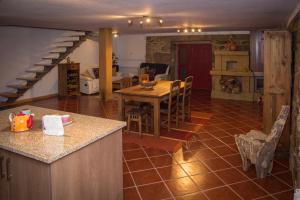 cocina y sala de estar con mesa y sillas en Casa da Fecha, en Parada