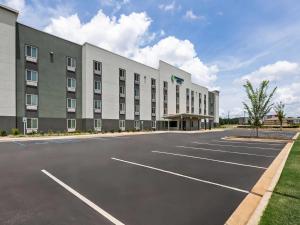 Un estacionamiento vacío frente a un hotel en WoodSpring Suites Prattville - Montgomery North, en Prattville