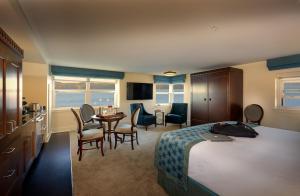 una camera d'albergo con letto, tavolo e sedie di The Edgewater a Madison