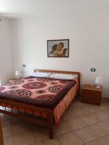 un letto in una camera da letto con un quadro sul muro di La Casa di Adelaide a Villa Santa Maria