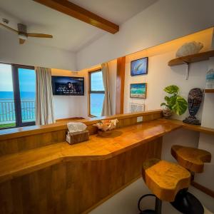 TV a/nebo společenská místnost v ubytování Aqua Horizon Beachside Skyline Vista Art Condominium