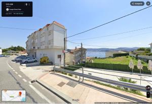 a building on the side of a road at Apartamento Mar de Cruz in Pontevedra