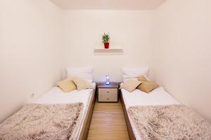 A bed or beds in a room at W & S Executive Apartments - Hallstatt I