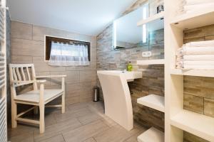 A kitchen or kitchenette at W & S Executive Apartments - Hallstatt I