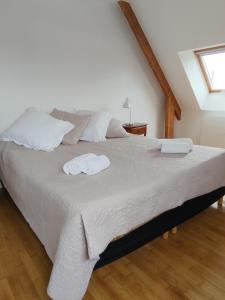 Posteľ alebo postele v izbe v ubytovaní La Haute Maison - Merrien - GR34 - vue sur mer
